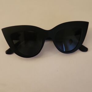 Chic Black Cat-Eye Sunglasses